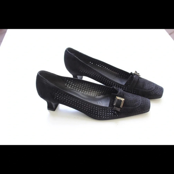 Stuart Weitzman low pumps - Picture 1 of 12